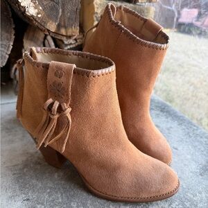 Jack Rogers Greer Oak Tan Genuine Suede Ankle Booties w/tassel detail Sz-8.5. L